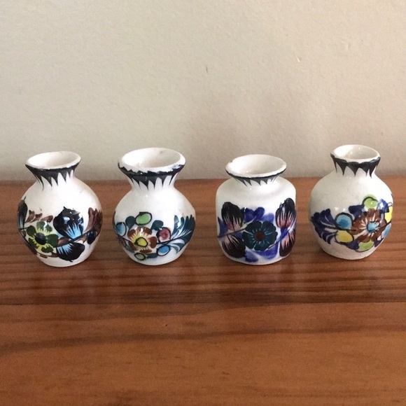 Miniature Hand-Painted Pottery bud Vases Mexico. Signed. Set of 4. Cottagecore - Picture 1 of 9